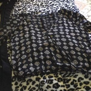 Semi cropped. Sleeve flare.